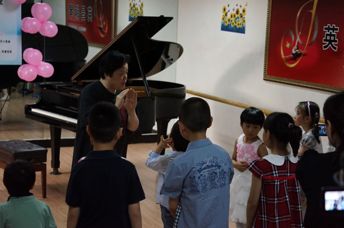洪老师为孩子们讲述自己学琴的故事